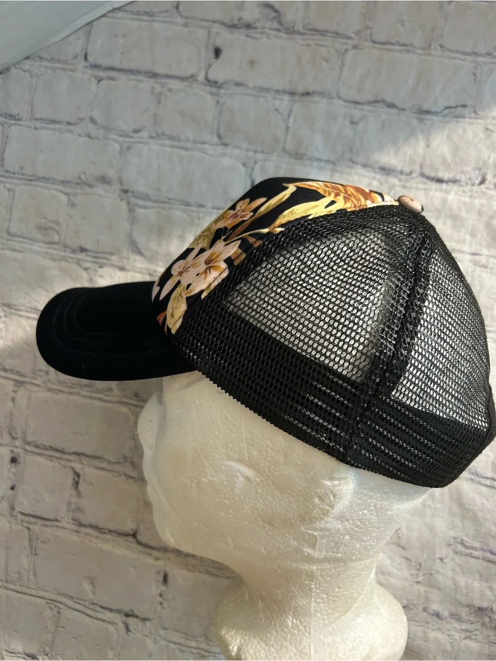 RIP CURL WOMEN’S FLORAL TRUCKER HAT CURVED BLACK BRIM TROPICAL PRINT SNAPBACK